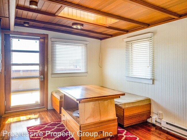 Building Photo - 2 br, 1 bath House - 21F Main Street