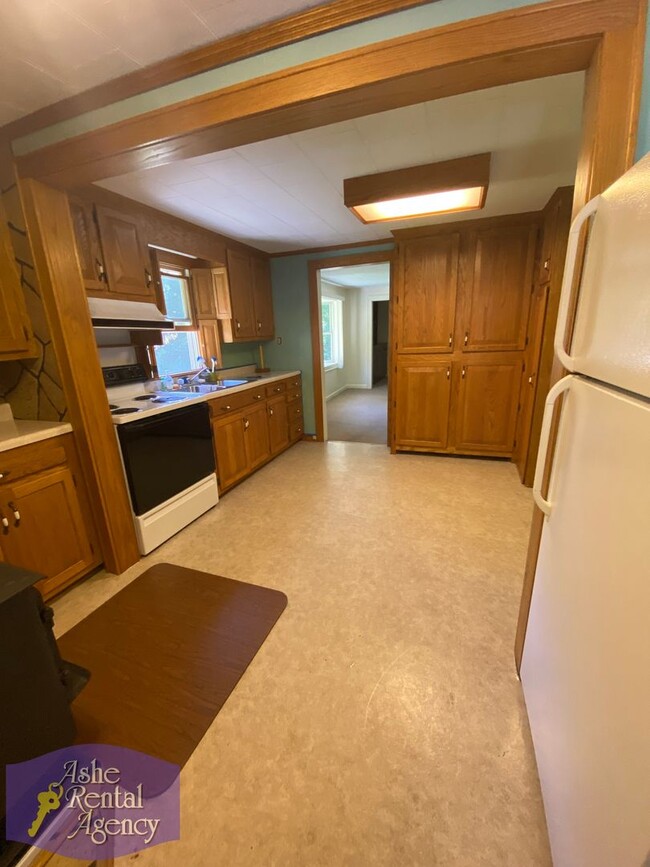 Building Photo - 1 Bed/1 Bath Farmhouse Near The New River!