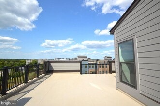 Building Photo - 43795 Middleway Ter