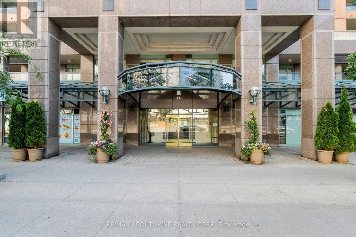 Photo principale - 887-887 Bay St.