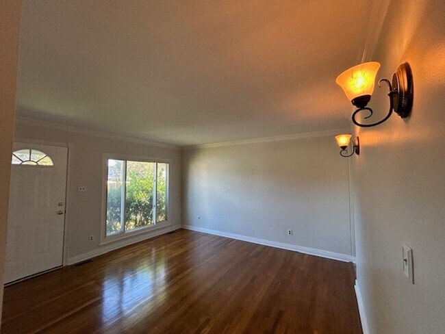 Foto del edificio - Charming 3BR Ranch Near Libbie & Grove | Hardwood Floors + Updated Kitchen
