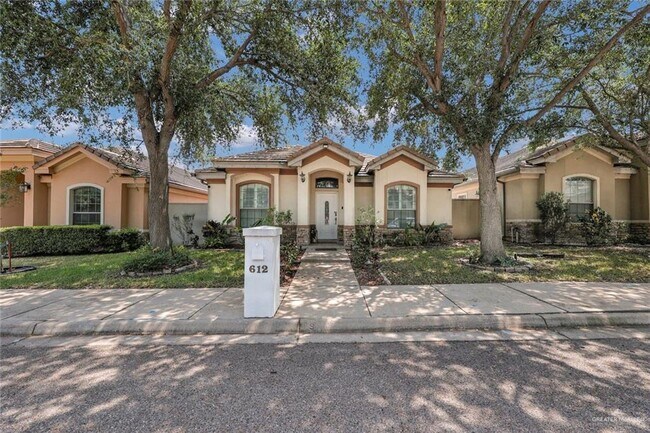 Foto del edificio - 21 E Thornhill Ave