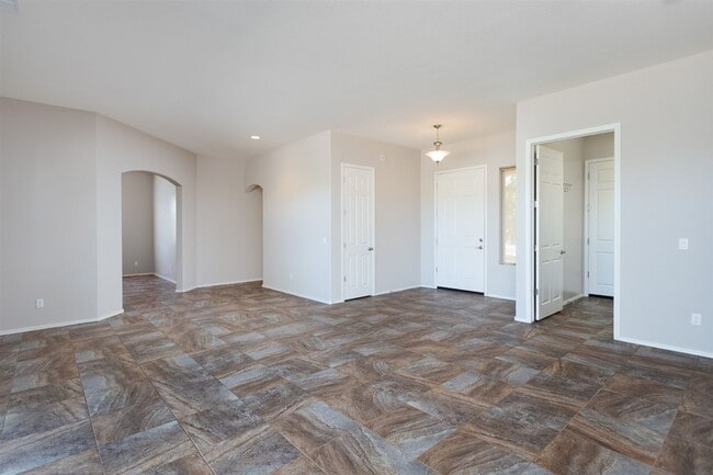 Building Photo - 4077 N Aberdeen Ave