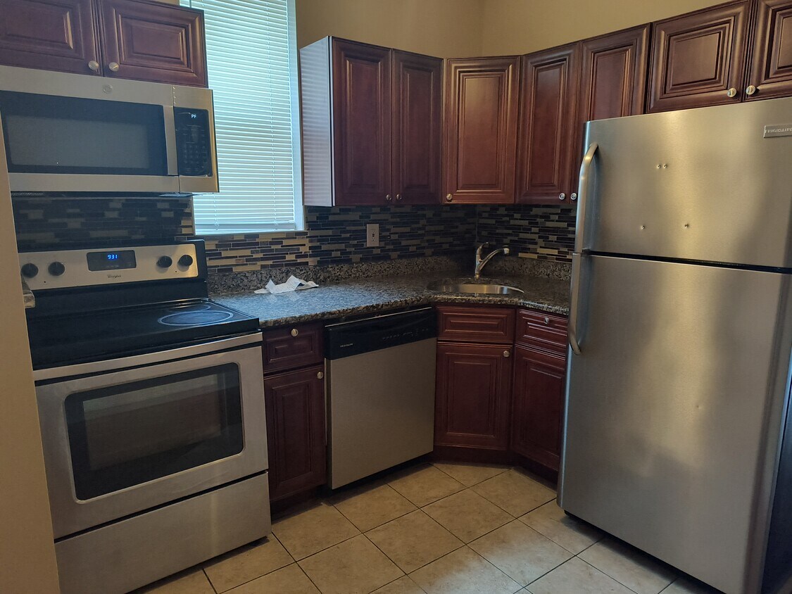 Foto principal - 1616 W Glenwood Ave
