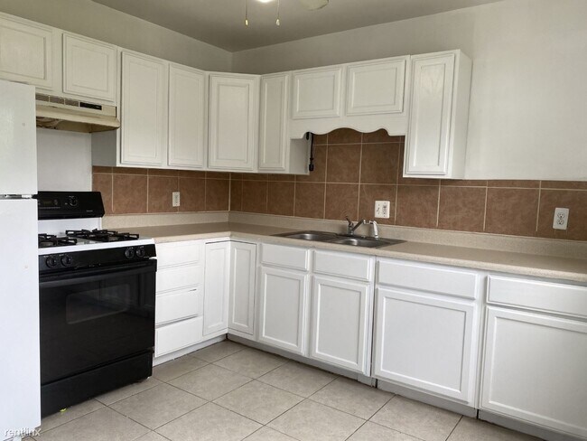 Foto del edificio - 3 br, 1 bath House - 25121 Hayes Blvd