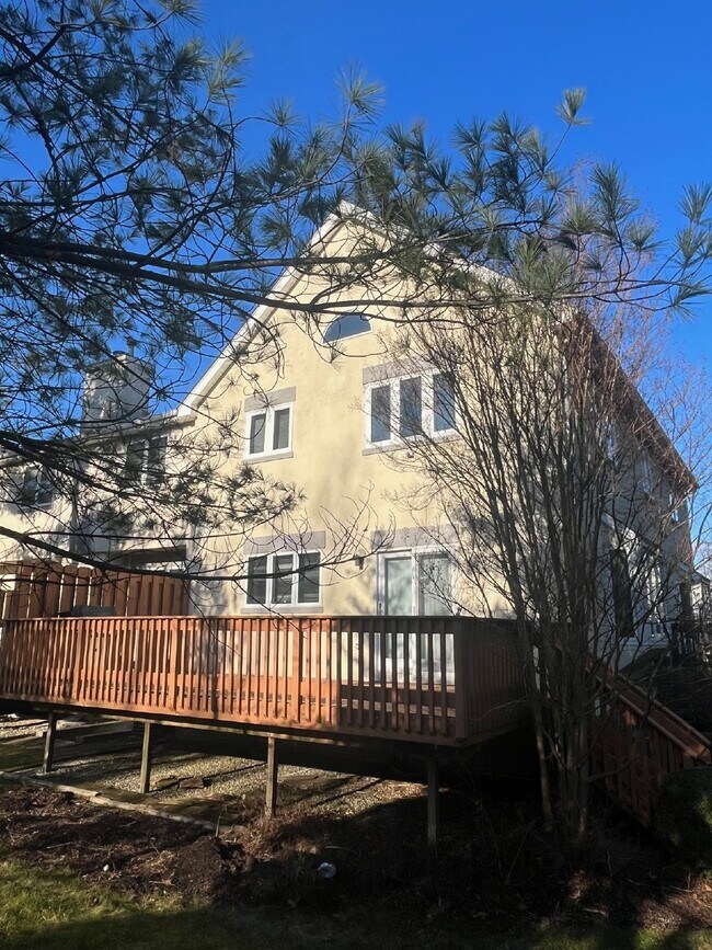 Building Photo - Luxurious 3-Bedroom Townhouse with Finishe...