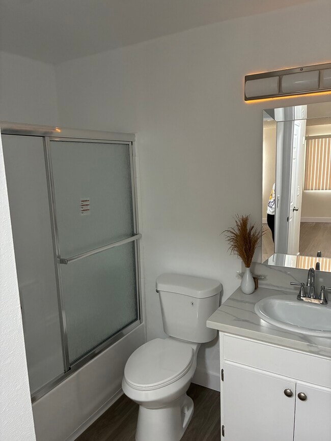 master bathroom - 825 S. Hobart Blvd.