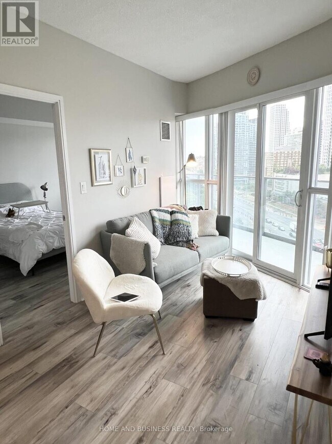 Photo du bâtiment - 60 Absolute Ave