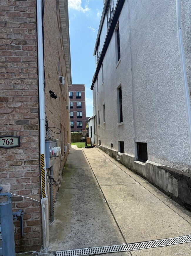 Foto del edificio - 762 E 234th St