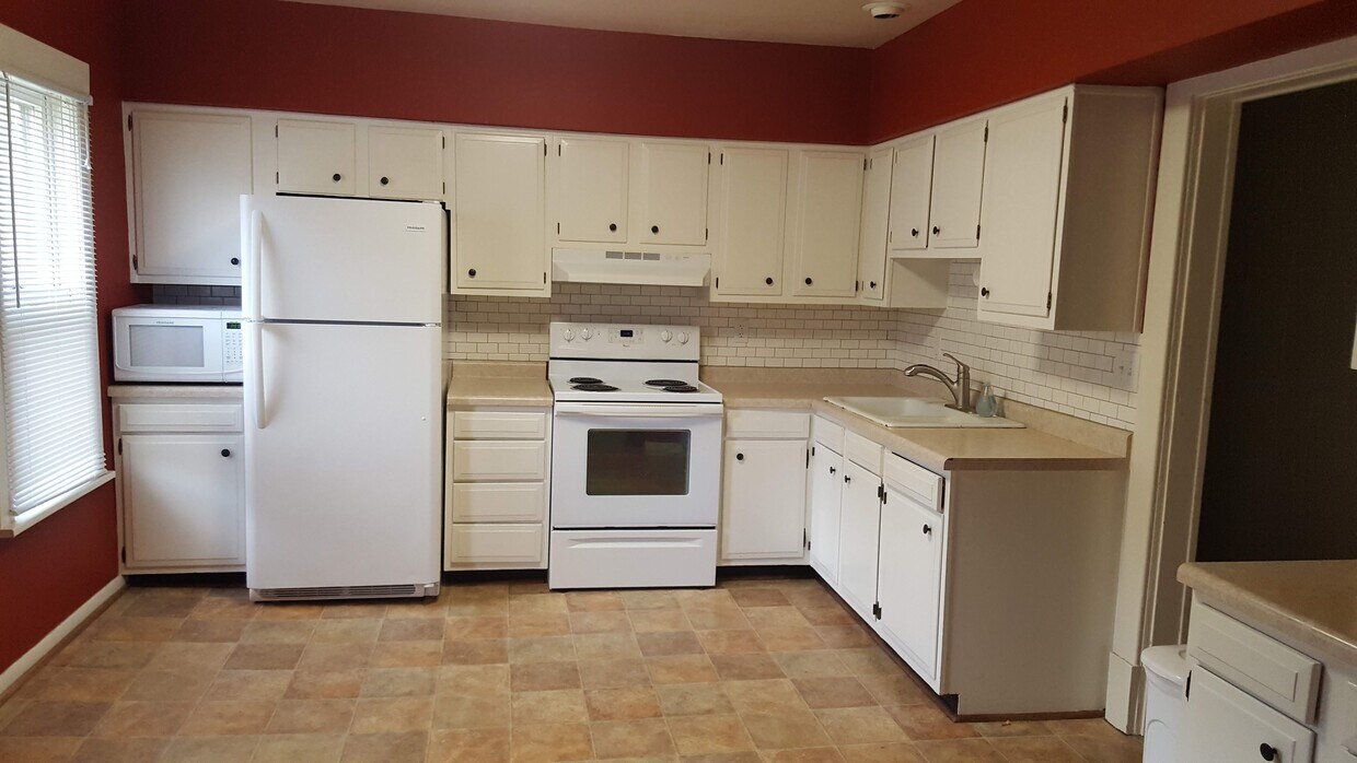 open kitchen-eating area - 1227 Blakeslee St
