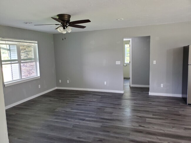 Living Room - E2316 Parfreyville Rd