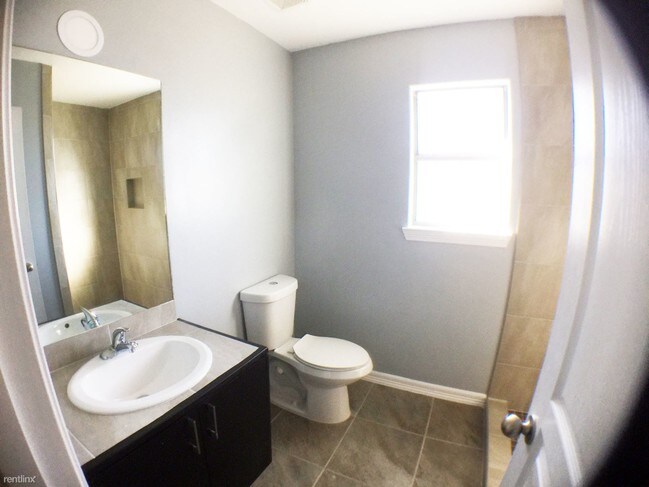 Building Photo - 3206 Hill Crest Dr
