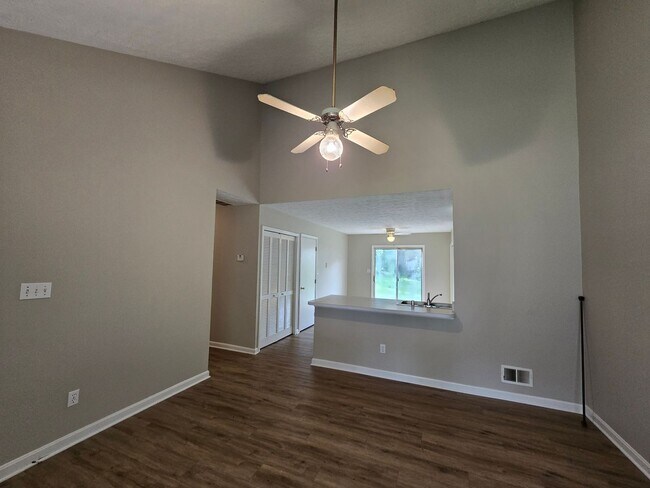 Foto del edificio - FOR RENT! Jeffersontown! 3 Bedrooms, 2 Full Bathrooms. $1,599/month. NEWer Paint, NEWer Hardwood ...
