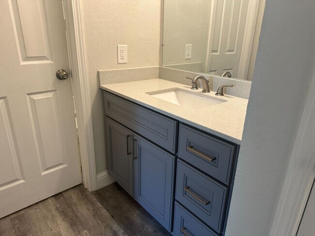 Foto del edificio - 2 Bed 1 Bath Available NOW!!! Washer/Dryer...