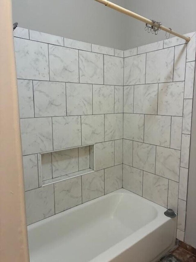 Foto del edificio - Spacious 1 bedroom/ 1 bath unit in Midtown...