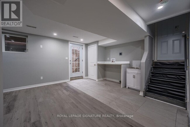 Building Photo - 2111 Lynn Heights Dr
