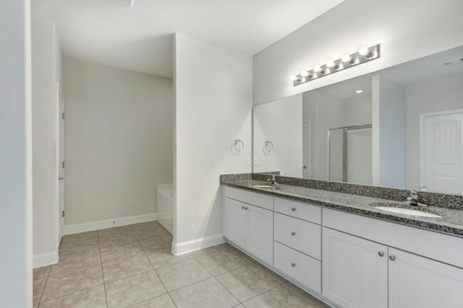 Building Photo - 111 Greeenbriar Dr