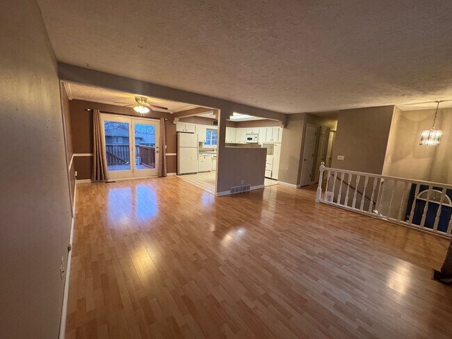 Foto del edificio - Beautiful 3 Bedroom, 3 Bathroom Home with Large Kitchen & Finished Basement