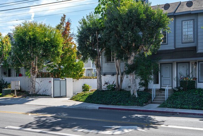 Foto del edificio - Costa Mesa Townhome with Loft | 2BR, 2.5BA...