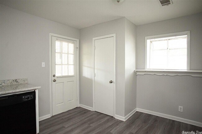 Foto del edificio - 7125 Redwood Dr