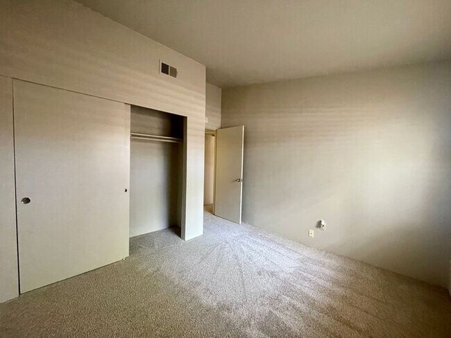 Foto del edificio - 2 Bedroom, 2 Full Bath! Granite Counters, ...