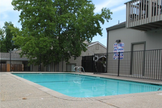 Piscina de los apartamentos Gold Oaks - Gold Oaks Apartments