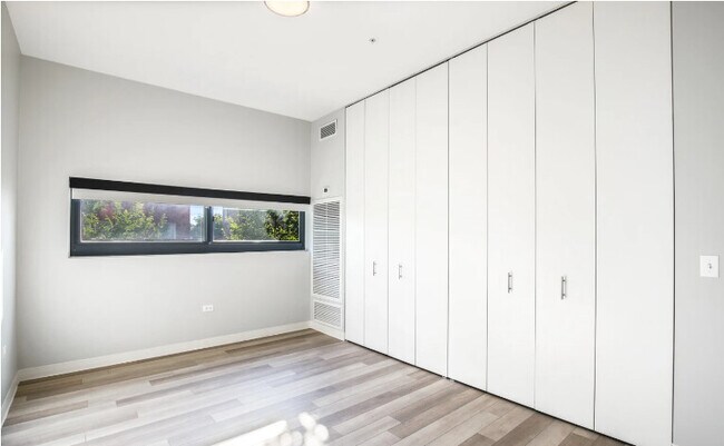 Building Photo - 2 Bed + Den in Logan Square