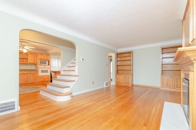 Building Photo - Charming Spacious 2BD/2BA Home in Rocky River