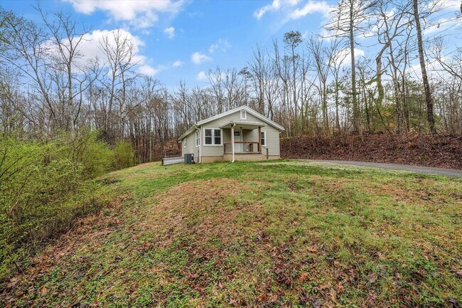 Foto del edificio - Harriman 37748 - Charming 2-bedroom, 1.5-bathroom Home nestled on 3.8 acres of woods - Contact Ch...