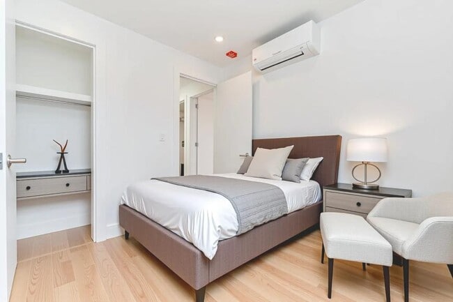 Building Photo - 3 bedroom in JACKSON HEIGHTS NY 11372