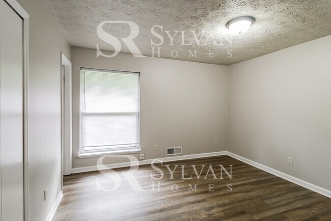 Building Photo - Where Charm Meets Comfort