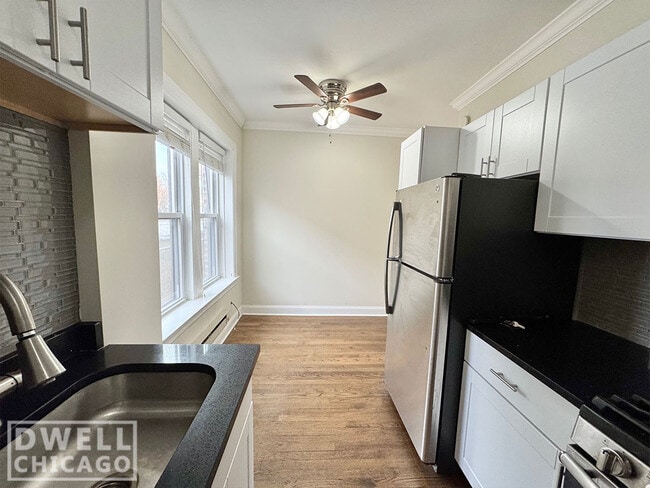 Building Photo - 3825 N Greenview Ave