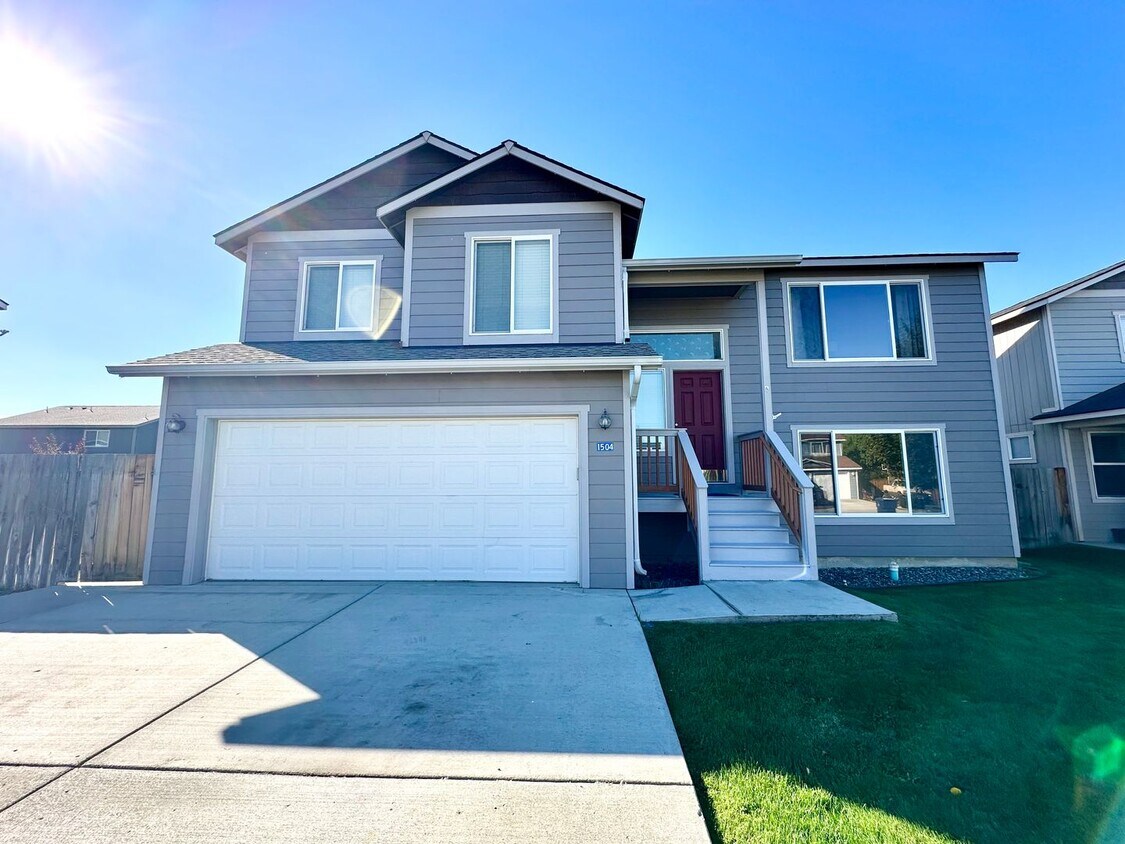 Foto principal - Large 5 Bedroom Home with bonus kitchenette!