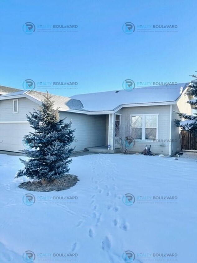 Foto principal - Charming 3-Bedroom Home in Sky Vista Villa...