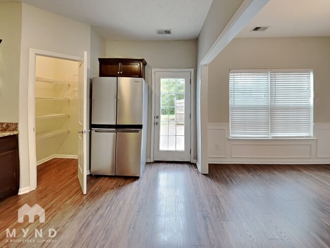 Building Photo - 423 John Deere Dr