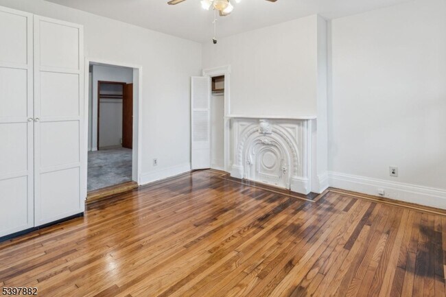 Foto del edificio - 310 Paterson Plank Rd