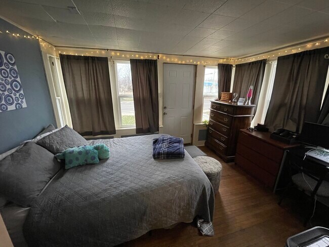 Bedroom - 619 S Walnut St