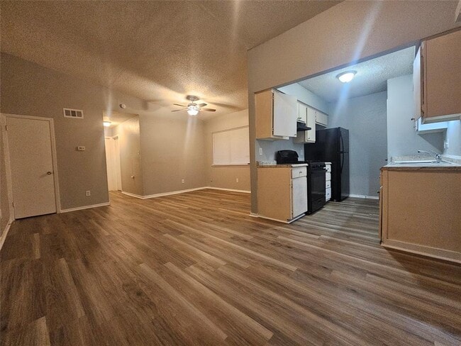 Building Photo - 6715 Sandshof Dr