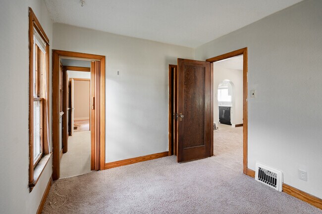 Building Photo - 1115 W 11th St