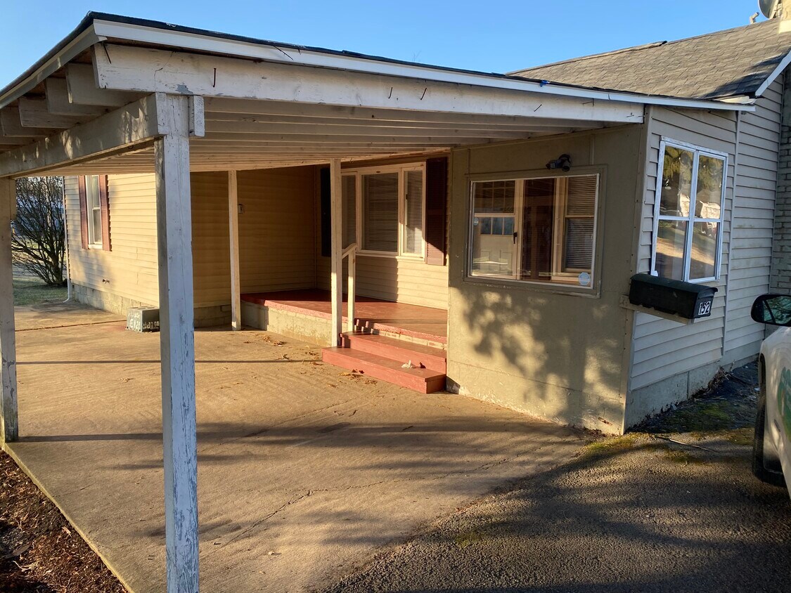 Carport - 152 S 12th St