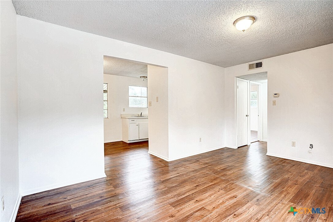 Foto principal - 728 Old Martindale Rd