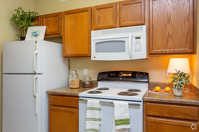 2 BR, 2 BA - 1,055 SF - Country Club Pointe Apartment Homes