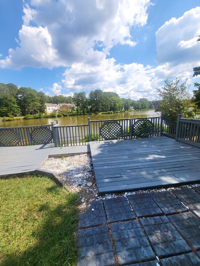 Foto del edificio - 7700 Lakeshore Ct