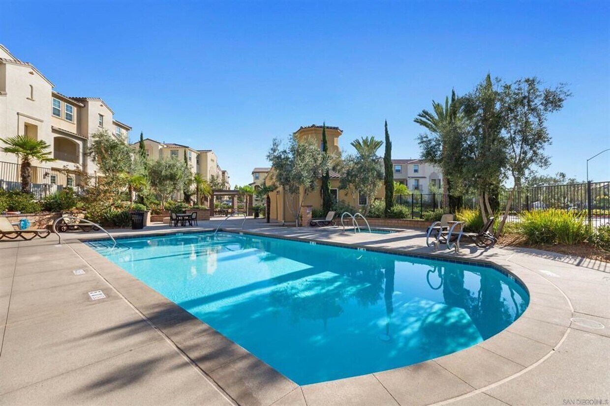 Foto principal - Stylish Three-Story Townhome with Private ...