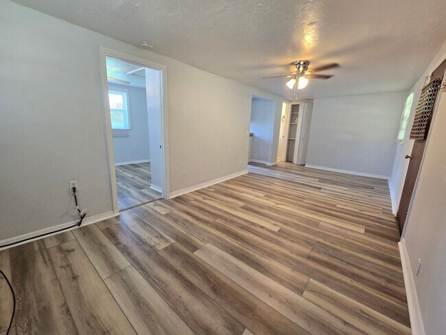 Foto del edificio - Cute 1 bed/ 1 bath Duplex Available now in...