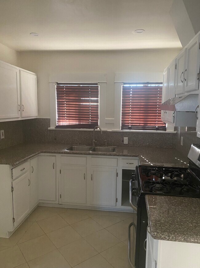 Foto del edificio - 1158 W 68th St