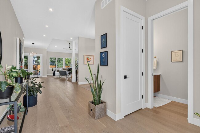 Foto del edificio - Boulder Living Perfected: Custom 4BR/4BA Modern Farmhouse Near Wonderland Lake