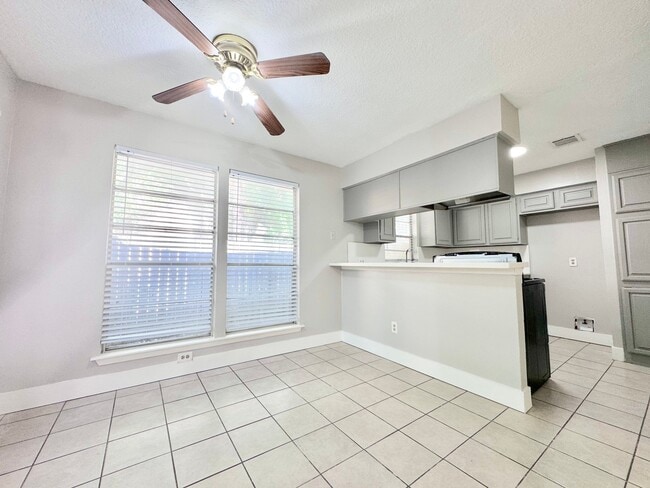 Building Photo - 10827 Sugar Hill Dr