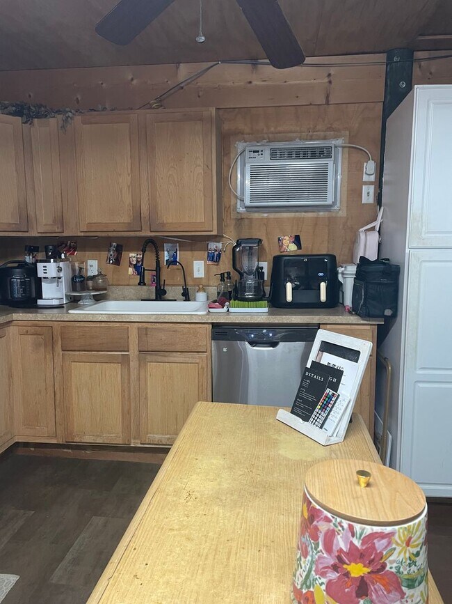 Foto del edificio - Beautiful 1Bedroom Bungalow next to Lake Hutchinson in Keystone Heights, FL