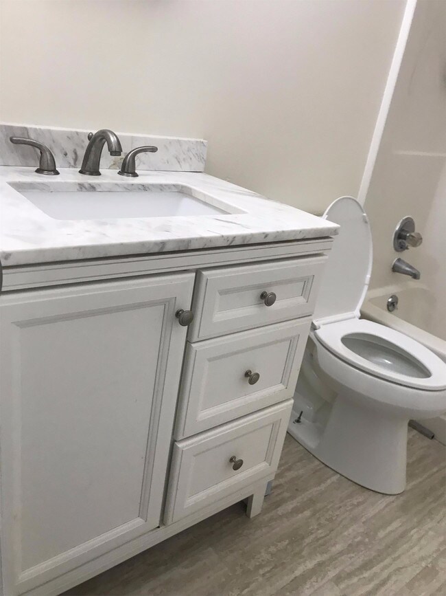 Building Photo - G4 Grandview Dr